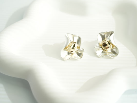 Sparkling flower shaped studs